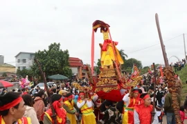 Nghi thức rước từ Đền ra Lăng Kinh Dương Vương theo nghi lễ truyền thống. (Ảnh: Thanh Thương/TTXVN)