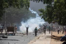Người biểu tình quá khích ném đá về phía cảnh sát tại Dakar, Senegal, ngày 1/6/2023. (Ảnh: AFP/TTXVN)