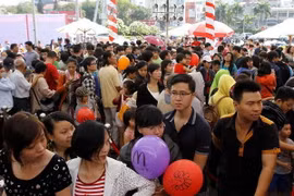 Hàng ngàn người xếp hàng thưởng thức đồ ăn McDonald