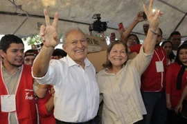 Ứng viên Salvador Sanchez Ceren cùng vợ sau khi bỏ phiếu. (Nguồn: EPA)