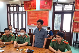 Bị can Lê Văn Dũng (người đứng) bị khởi tố về tội cưỡng đoạt tài sản. (Ảnh: Nguyễn Lân/TTXVN phát)