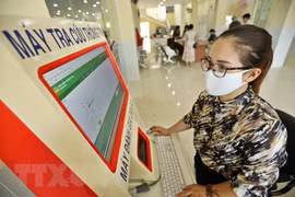 Hoạt động giao dịch các lĩnh vực tại bộ phận Một cửa Thành phố Đồng Xoài (Bình Phước), cơ sở dữ liệu được tích hợp và giám sát tại IOC tỉnh Bình Phước. (Ảnh: Minh Quyết/TTXVN) 