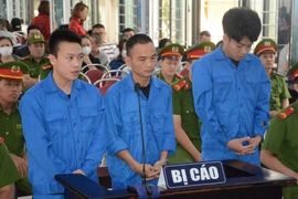 Ba bị cáo hành hung nhân viên gác chắn tàu gây phẫn nộ dư luận ở Đà Nẵng tại phiên tòa. (Ảnh: Văn Dũng/TTXVN)