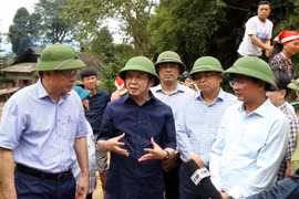 Phó Thủ tướng Trần Hồng Hà chỉ đạo công tác khắc phục hậu quả lũ quét tại Lào Cai. (Ảnh: Quốc Khánh/TTXVN)