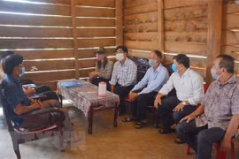 Tuyên truyền, vận động về cuộc bầu cử tại nhà dân ở xã Vụ Bổn, huyện Krông Pắk, tỉnh Đắk Lắk. (Ảnh: Hoài Thu/TTXVN) 