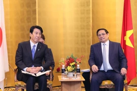 Thủ tướng Phạm Minh Chính tiếp Bộ trưởng Bộ Kinh tế, Thương mại và Công nghiệp Nhật Bản Ken Saito. (Ảnh: Dương Giang/TTXVN)