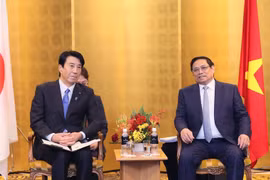 Thủ tướng Phạm Minh Chính tiếp Bộ trưởng Bộ Kinh tế, Thương mại và Công nghiệp Nhật Bản Ken Saito. (Ảnh: Dương Giang/TTXVN)