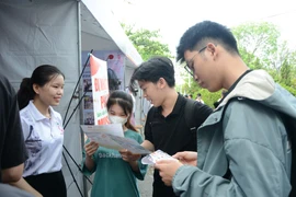Các bạn sinh viên tìm hiểu thông tin tuyển dụng. (Ảnh: Văn Dũng/TTXVN)