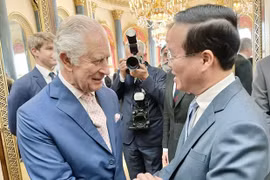 Chủ tịch nước Võ Văn Thưởng và Nhà vua Anh Charles III. (Ảnh: TTXVN phát) 