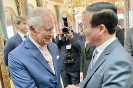 Chủ tịch nước Võ Văn Thưởng và Nhà vua Anh Charles III. (Ảnh: TTXVN phát) 