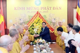 Thủ tướng Phạm Minh Chính chúc mừng các Chư tôn Giáo phẩm Giáo hội Phật giáo Việt Nam. (Ảnh: Dương Giang/TTXVN) 