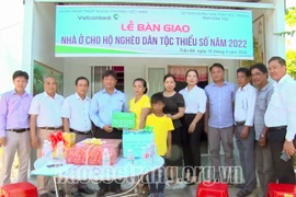 Bàn giao nhà cho gia đình bà Thạch Thị Hồng Mai, ở ấp Hội Trung, thị trấn Lịch Hội Thượng, huyện Trần Đề (Sóc Trăng). (Nguồn: Báo Sóc Trăng)