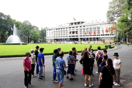 Khách quốc tế tham quan Dinh Độc Lập, địa điểm lịch sử trong ngày 30/4/2023. (Ảnh: Hồng Đạt/TTXVN) 