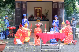 Thực hiện nghi thức tế Thần Nông tại Lễ hội Kỳ Yên Thượng Điền Đình Thần Tân An. (Ảnh: Trung Kiên/TTXVN)