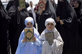 Người Hồi giáo Iraq tuần hành ở Basra, phản đối việc đốt kinh Koran tại Thụy Điển, ngày 30/6/2023. (Nguồn: AFP/TTXVN) 