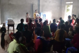 Tuyên truyền nâng cao nhận thức về phòng chống mua bán người cho phụ nữ dân tộc thiểu số ở Lào Cai. (Ảnh: Hương Thu/TTXVN)
