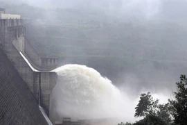 Hồ Thủy điện Sông Tranh 2 vận hành xả lũ điều tiết hồ chứa. (Ảnh Trần Tĩnh/TTXVN) 