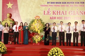 Thường trực Ban Bí thư, Trưởng Ban Tổ chức Trung ương Trương Thị Mai cùng đoàn công tác tặng hoa chúc mừng thầy và trò Trường Phổ thông Dân tộc Nội trú Trung học cơ sở huyện Văn Yên (Yên Bái). (Ảnh: Tuấn Anh/TTXVN) 