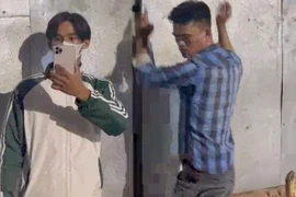 Đối tượng Đào Chí Tâm chống đối, khóa trái cửa giam 2 cán bộ bên trong công trình không phép. (Ảnh: TTXVN phát)