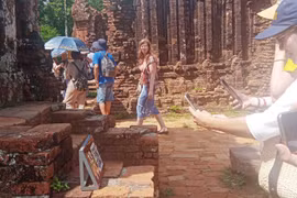 Đông đảo khách tham quan Di sản Văn hóa Thế giới Mỹ Sơn trải nghiệm với thuyết minh đa ngôn ngữ. (Ảnh: Đoàn Hữu Trung/TTXVN) 