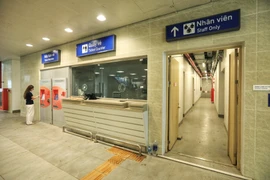 Hệ thống thu vé được lắp đặt hoàn thiện tại tầng trung chuyển của 8 ga trên cao. (Ảnh: Tuấn Anh/TTXVN) 