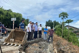 Ông Nguyễn Minh Lâm, Phó Chủ tịch Ủy ban Nhân dân tỉnh Long An (thứ 4 từ phải sang) kiểm tra tình hình sạt lở tại Km 65+400,Quốc lộ 62 - Quốc lộ N2, thuộc ấp 2, xã Thủy Tây, vào ngày 2/7. (Ảnh: Thanh Bình/TTXVN)