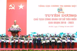 Đại tướng Lương Cường, Ủy viên Thường vụ Quân ủy Trung ương, Chủ nhiệm Tổng cục Chính trị Quân đội Nhân dân Việt Nam cùng Chủ tịch Tổng Liên đoàn Lao động Việt Nam Nguyễn Đình Khang trao Bằng khen cho các Chủ tịch Công đoàn cơ sở tiêu biểu xuất sắc giai đ