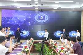 Bấm nút khai trương Cổng thông tin điện tử tỉnh Hải Dương giao diện mới. (Ảnh: Mạnh Tú/TTXVN)