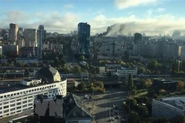 Khói bốc lên sau loạt vụ không kích xuống thủ đô Kiev của Ukraine, ngày 10/10/2022. (Ảnh: AFP/TTXVN) 