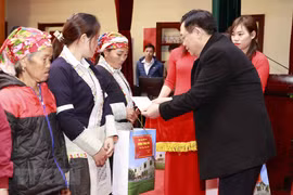 Chủ tịch Quốc hội Vương Đình Huệ tặng quà Tết cho gia đình chính sách, hộ nghèo, đồng bào dân tộc thiểu số. (Ảnh: Doãn Tấn/TTXVN) 