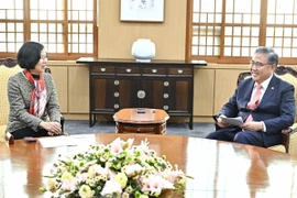 Tổng Giám đốc TTXVN Vũ Việt Trang gặp Bộ trưởng Ngoại giao Hàn Quốc Park Jin. (Ảnh: Yonhap/TTXVN phát) 