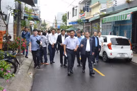 Đoàn công tác của ông Nguyễn Văn Quảng, Ủy viên Trung ương Đảng, Bí thư Thành ủy, Trưởng đoàn Đại biểu Quốc hội thành phố Đà Nẵng kiểm tra thực tế khu vực đường Hoàng Tích Trí (quận Hải Châu, thành phố Đà Nẵng) sau khi được mở rộng. (Ảnh: Quốc Dũng/TTXVN)
