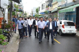 Đoàn công tác của ông Nguyễn Văn Quảng, Ủy viên Trung ương Đảng, Bí thư Thành ủy, Trưởng đoàn Đại biểu Quốc hội thành phố Đà Nẵng kiểm tra thực tế khu vực đường Hoàng Tích Trí (quận Hải Châu, thành phố Đà Nẵng) sau khi được mở rộng. (Ảnh: Quốc Dũng/TTXVN)