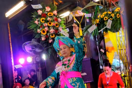 Đại đức Thích Tâm Kiên thực hành Tín ngưỡng thờ Mẫu với giá hầu Chầu Nhị tại chương trình Giao lưu Thực hành tín ngưỡng thờ Mẫu. (Ảnh: Tuấn Đức/TTXVN) 