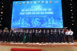 Lãnh đạo Chính phủ, các Bộ ngành và lãnh đạo các tỉnh, thành chụp ảnh tại sự kiện Bình Dương khởi động, kết nối và phát triển mới. (Ảnh: Chí Tưởng/TTXVN) 