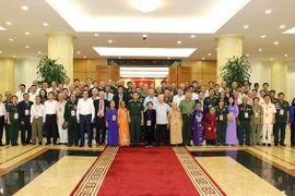Tổng Bí thư Nguyễn Phú Trọng cùng các đại biểu chụp ảnh chung với người có công tiêu biểu toàn quốc. (Ảnh: Trí Dũng/TTXVN) 