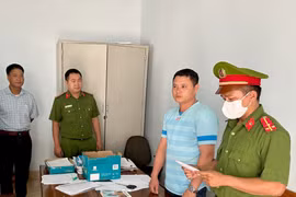 Đối tượng Nguyễn Thành Trung (áo xanh sọc ngang). (Ảnh: TTXVN phát)