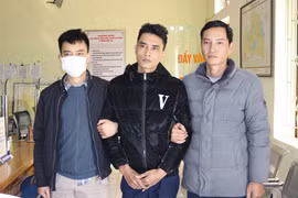 Đối tượng Nguyễn Đức Luân (giữa) bị bắt giữ. (Ảnh: TTXVN phát)