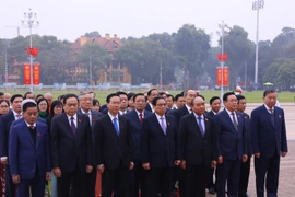 Trước phiên khai mạc kỳ họp bất thường lần 2, Quốc hội khóa XV, Chủ tịch nước Nguyễn Xuân Phúc, Thủ tướng Chính phủ Phạm Minh Chính, Chủ tịch Quốc hội Vương Đình Huệ dẫn đầu Đoàn đại biểu vào Lăng viếng Chủ tịch Hồ Chí Minh. (Ảnh: Văn Điệp/TTXVN) 