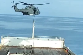 Lực lượng đặc nhiệm Italy từ máy bay trực thăng đã lên tàu hàng Galata Seaways giải cứu. (Nguồn: Getty Images) 