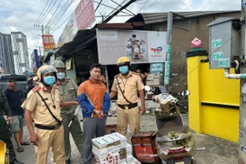 Đối tượng Đ.B.H.V. Đ bị phát hiện chở tổng cộng 800 bao thuốc lá điếu nhập lậu mang nhiều nhãn hiệu khác nhau. (Ảnh: TTXVN phát)