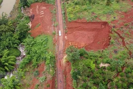 Vị trí sạt lở đất tại thôn 9 xã Thống Nhất, huyện Bù Đăng, tỉnh Bình Phước khiến giao thông đình trệ, hơn 300 hộ dân bị ảnh hưởng. (Ảnh: Sỹ Tuyên/TTXVN)