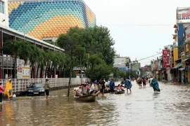 Nhiều tuyến đường ở thành phố Huế vẫn bị ngập trong nước. (Ảnh: Đỗ Trưởng/TTXVN) 