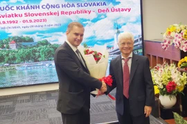 Chủ tịch Hội Hữu nghị Việt Nam-Slovakia Thành phố Hồ Chí Minh Bùi Quang Hải tặng hoa Tham tán Kinh tế, Phó Đại sứ Cộng hòa Slovakia tại Việt Nam Marian Veres. 