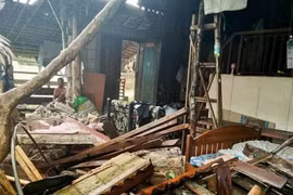 Ngôi nhà bị phá hủy sau trận động đất ở tỉnh Surigao del Sur, Philippines, ngày 3/12/2023. (Ảnh: THX/TTXVN) 