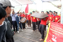 Pháo thủ ra pháo. (Ảnh: Mạnh Tú/TTXVN) 