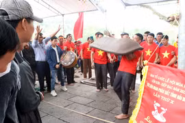 Pháo thủ ra pháo. (Ảnh: Mạnh Tú/TTXVN) 