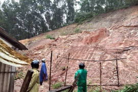 Tình trạng sạt lở mái taluy dương tiềm ẩn nguy cơ ảnh hưởng đến tính mạng, tài sản của nhiều hộ dân Khu tái định cư thôn 5 Thiết Sơn tại xã Thạch Hóa (Tuyên Hoá, Quảng Bình). (Ảnh: Tá Chuyên/TTXVN)