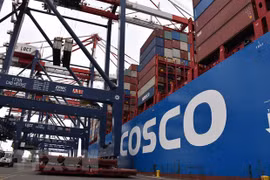 Tàu container của Trung Quốc neo tại cảng Long Beach ở California, Mỹ. (Ảnh: THX/TTXVN)