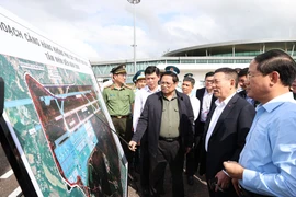 Thủ tướng Phạm Minh Chính kiểm tra dự án nâng cấp, mở rộng Cảng hàng không Phù Cát. (Ảnh: Dương Giang/TTXVN) 